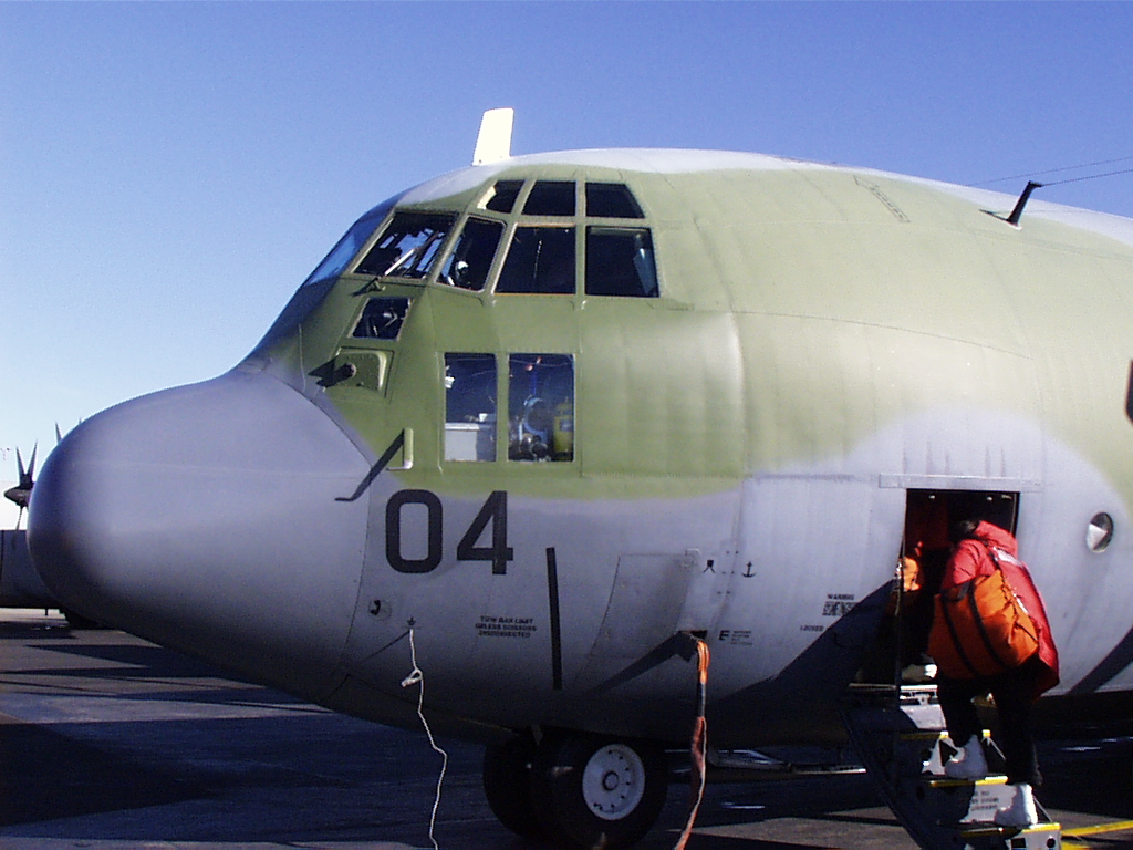 20 yrs ago today (11-30-00), the 2000 Antarctic Search for Meteorites ( #ANSMET) field team arrived @ McMurdo Station. Since there is no ANSMET season this year, I will try to live tweet day-by-day our season based on my photo archive