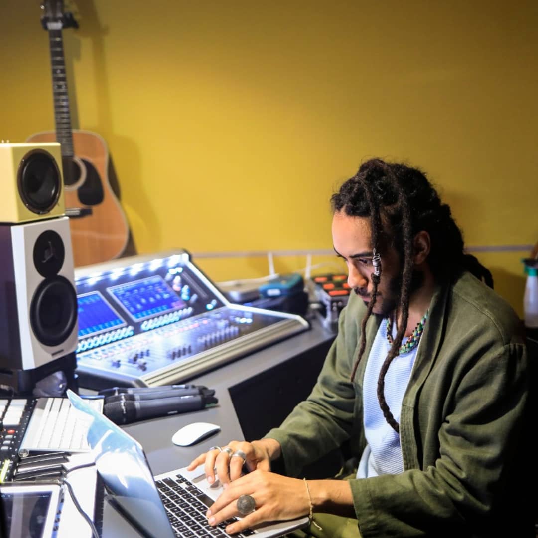 Tive o prazer de ser convidado pelos meus parceiros da <a href="/afrocidade/">Afrocidade</a> para produzir junto uma versão para a icônica 'Um bilhete pra Didi'. O vídeo completo dessa aventura está disponível no canal da Som Livre no YouTube e nas plataformas digitais. Konfere!