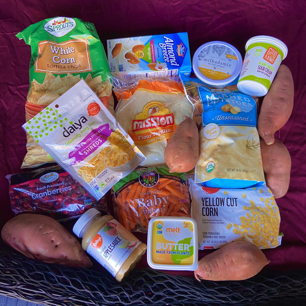 an example of how the two can collaborate: i have been working with  @veganoutreach to bring weekly produce & vegan items to food deserts for almost a year. others have been working with black organizations to do the same in LA. if more vegan organizations did this, it’d be major.