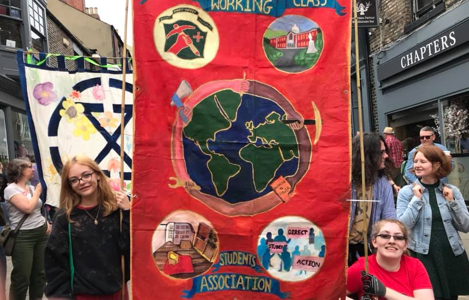 GeorgetownKILWP's tweet photo. While more working-class students have entered universities in the last few decades, neither the entitled behavior of more privileged students nor the prejudices against working-class students have disappeared. #WorkingClassPerspectives

https://t.co/V0dVWXCo3X https://t.co/gmL6aiWJo8