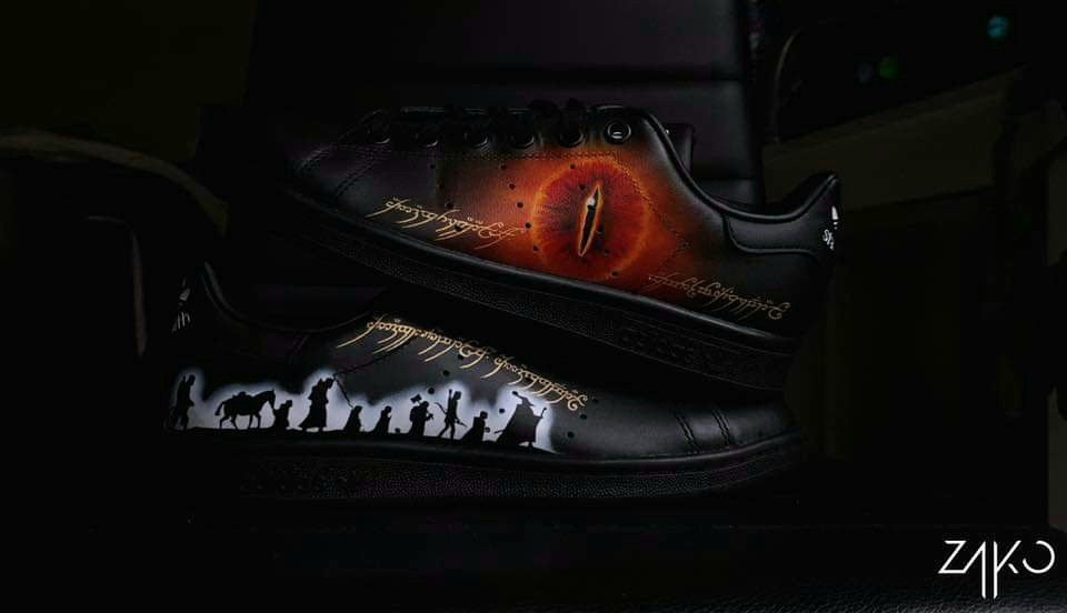 ZaykoArt's tweet photo. Custom seigneur des anneaux, une de mes plus belle réalisation, hésites pas à RT please! #seigneurdesanneaux #SDA #Tolkien #custom #sneakers #sneakerscustom #angelusdirect https://t.co/ImAGeLh63K