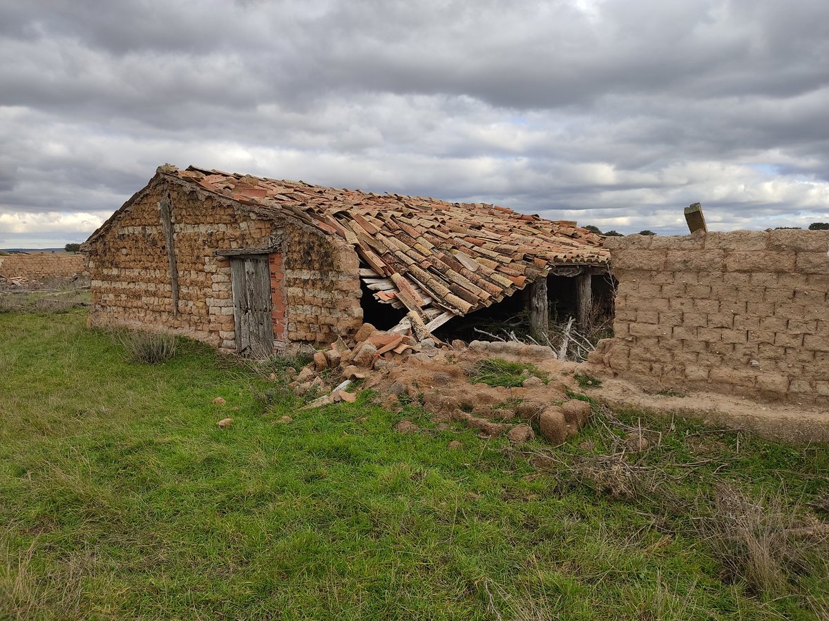 MonteValzalamio's tweet photo. #Valzalamio estaba lleno de tenadas. En el camino de las carboneras, entre #TorrecilladelMonte y #SantaInes a penas queda un pequeño resto de los inmensos corrales que podemos percibir en las fotos de Google
@TrashumanciayN @tomeandres @bodegassierra @fundacionO2 @ArlanzaRural https://t.co/n7HHALHzat