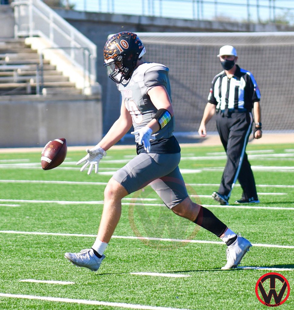 timwalter44's tweet photo. #MoreOfThese @eduardofdz43 #LessOfThose @BrodyBujnoch #NothingPersonal #MondayNightFootball #HuttoHipposFootball2020 #MondayNightLights #BundleUp #HippoNationDomination @Hutto_Hippos @HuttoHS_Fball https://t.co/4nduh5ZmeZ
