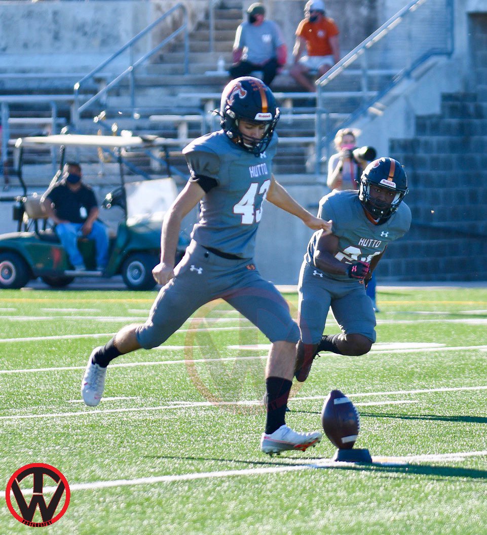 timwalter44's tweet photo. #MoreOfThese @eduardofdz43 #LessOfThose @BrodyBujnoch #NothingPersonal #MondayNightFootball #HuttoHipposFootball2020 #MondayNightLights #BundleUp #HippoNationDomination @Hutto_Hippos @HuttoHS_Fball https://t.co/4nduh5ZmeZ
