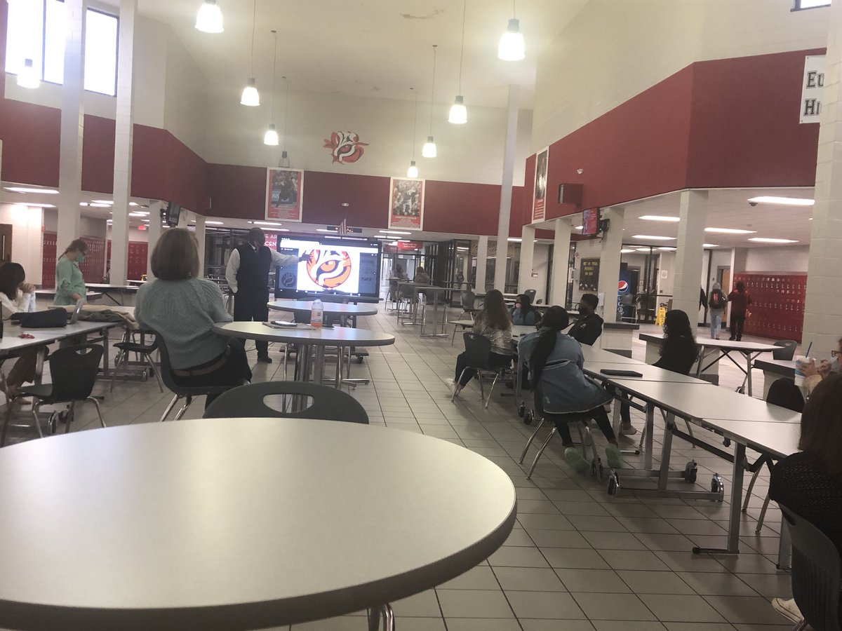 AmandaAtes1's tweet photo. Today’s SGA meeting led by our own, @ReeiviceL 
“Graduation day does not to be unemployment day.” 🐾🐾🐾
#WeAreEHS 
#progress
#nextsteps https://t.co/hZ4AfXp3W0