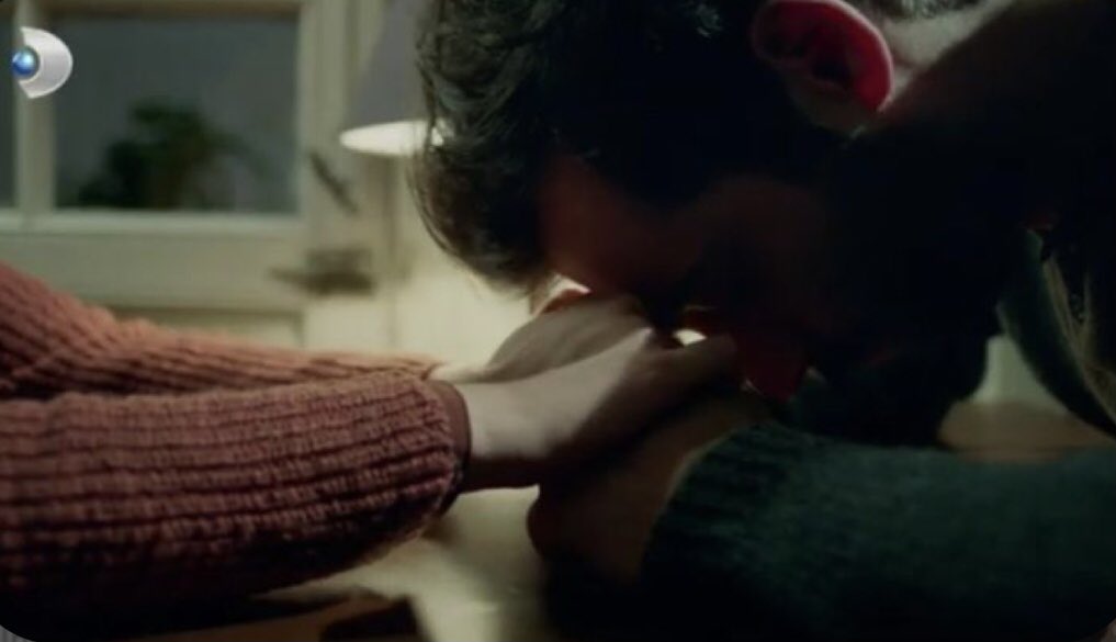 "Tut elimi burdan gidelim."