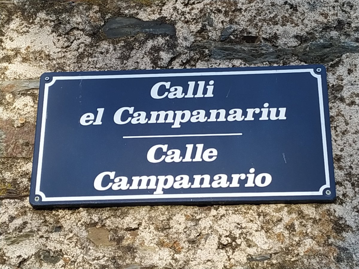 txebe_rebollanu's tweet photo. Cartelinu en llionés de la semana: "Calli el Campanariu", nel pueblu de Robrea (Salamanca).
#Robrea #Salamanca #ReinudeLlión
#PalradElRebollal #llionés #LenguaLeonesa #LenguaLeonesaViva https://t.co/4icq2ZxMXE