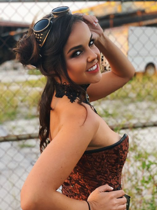 1 pic. What you looking at baby? Happy Monday! #Monday #sexy #steampunk #smile https://t.co/j8ZX6zXO