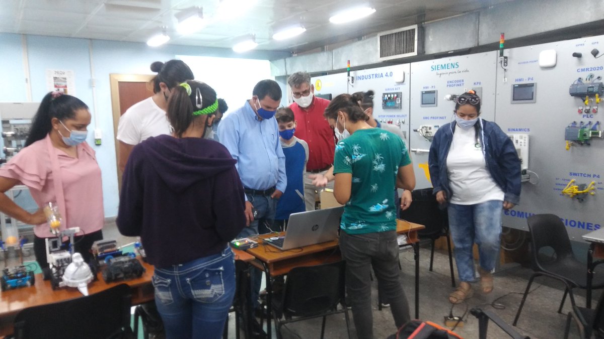 grmCujae's tweet photo. Visita al #LabInstCtrl de la @FIABCujae @AlmaCujae del presidente y vicepresidente del #ParqueTecnológico de la Habana. Mostrándole lo que utilizamos en materia de #robótica y #automática. https://t.co/jNHQMQe5HQ