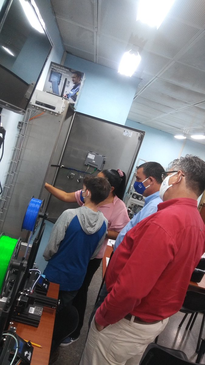 grmCujae's tweet photo. Visita al #LabInstCtrl de la @FIABCujae @AlmaCujae del presidente y vicepresidente del #ParqueTecnológico de la Habana. Mostrándole lo que utilizamos en materia de #robótica y #automática. https://t.co/jNHQMQe5HQ