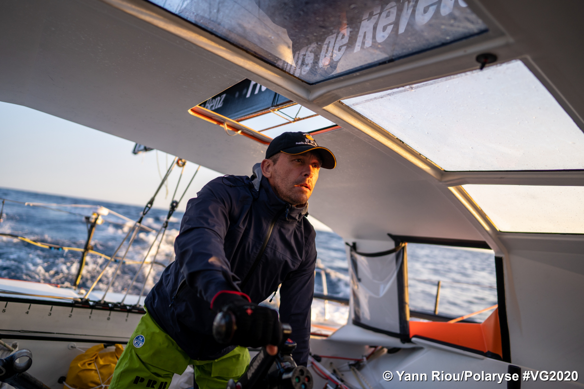 #VendeeGlobe : les recherches de @KevinEscoffier se poursuivent. Après un échange visuel et vocal, <a href="/JeanLecam/">Jean Le Cam</a> l'a perdu de vue.  <a href="/YannickBestaven/">YANNICK BESTAVEN</a> sur zone. <a href="/borisherrmann/">Boris Herrmann</a> y sera vers 23h. <a href="/SebastienSimon_/">Sébastien Simon</a> également dérouté. #VG2020 #Vendee