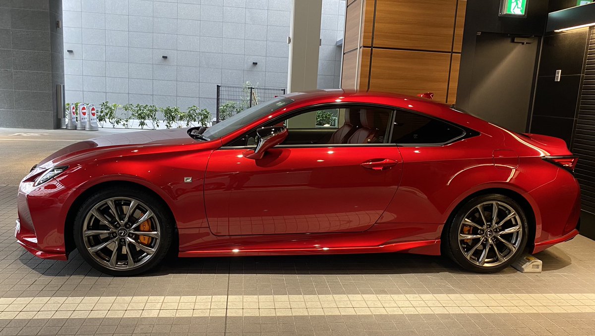 yasujon's tweet photo. エアロ取付て戻って来た
ディラーオプションのTRDなので派手さはないけど
ボディカラー色調塗装してもらったので
色差が無く一体感あっていい感じ
ダウンフォースどれぐらい上がったかな?w
同色のTRD aero取付イメージ参考にタグ付け
#Lexus RC
#レクサス RC
#F SPORTS
#TRD
#エアロ
#ASC10 https://t.co/g11mf23iGt