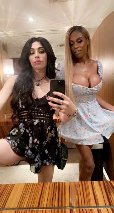 2 pic. Thas my bes fren, thas my bes fren @JexxxicaBlake https://t.co/vsYC8QqI1E
