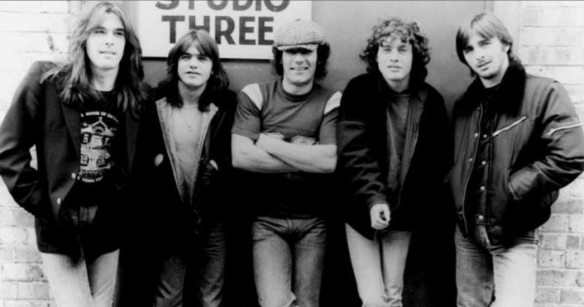 #MondayBlues <a href="/acdc/">AC/DC</a> !#HaveADrinkOnMe !#BackInBlack !#Covid19AlbumOfTheWeek !#BluesMen !#TopGeezers !!!😎😎😎😎😎P.S !!!The powers that be met!No wet pubs!Our hearts go out to ya amigos!This will be a Christmas like no other!So!#HaveADrinkOnMe !#GospelOfTheBlues !!!⚡