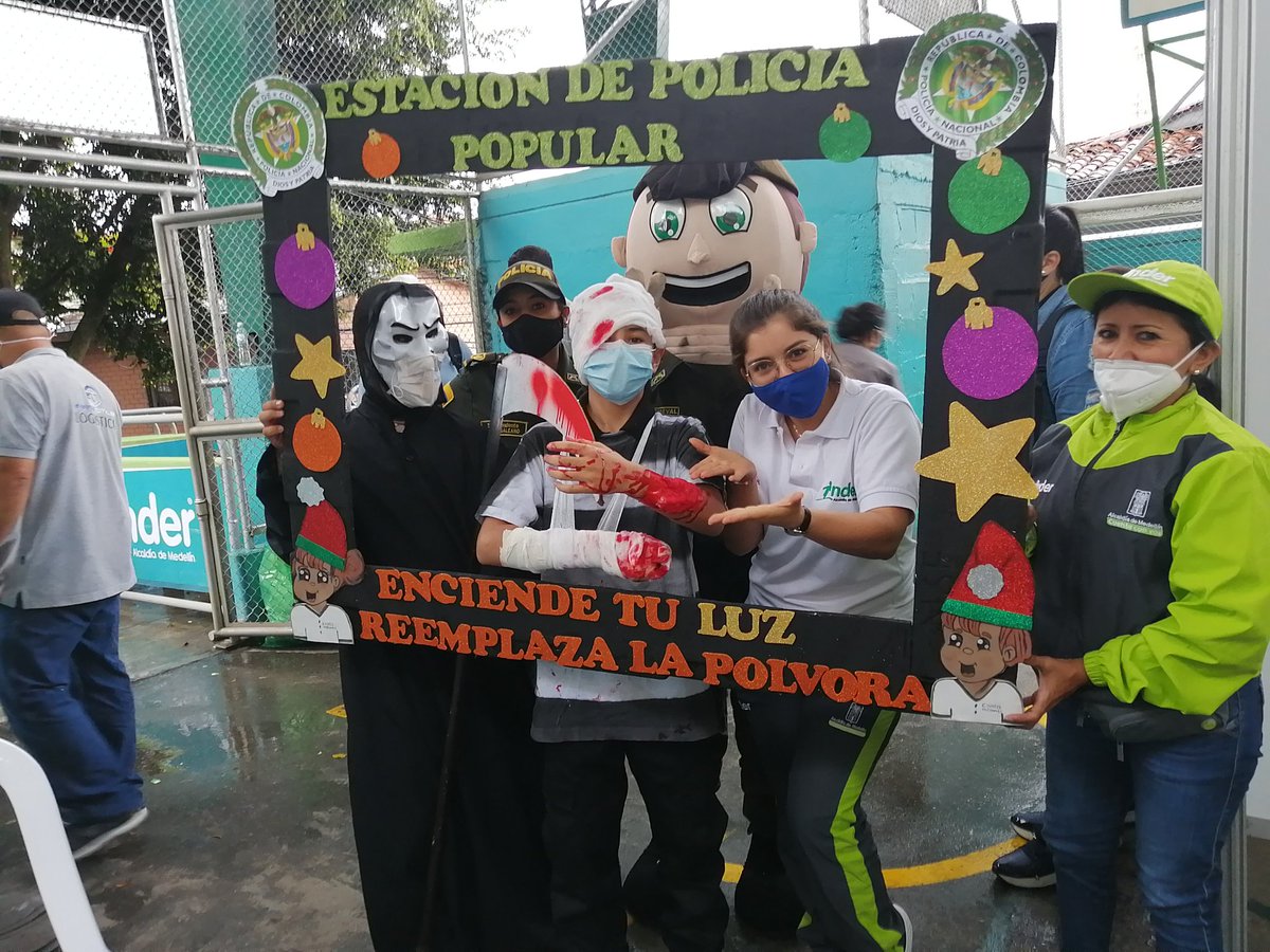 camilaramirezci's tweet photo. El @INDERMEDELLIN y la @PoliciaColombia se unen en la campaña para que enciendas tu propia  luz y dejen atrás la pólvora.💚☠️💥🖐️💣
#NoALaPolvora
#ElINDERSeSiente https://t.co/QWAUUYTX6p