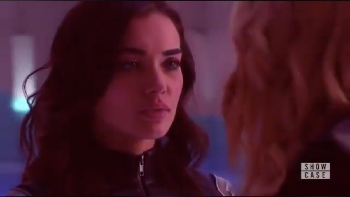 RayllaFr's tweet photo. Am I looking too much into things or is it really the bi flag color scheme in the background ?
#Psimra #Supergirl https://t.co/FItATtS9bo