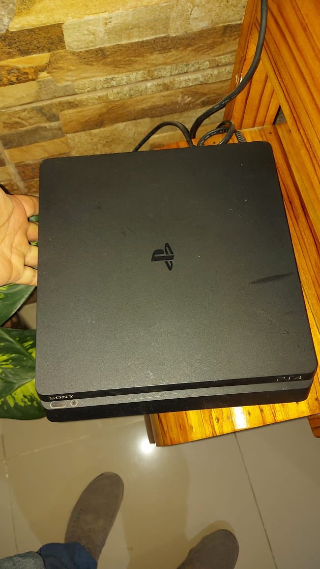 Vendo Ps4 Slim 500gb, incluye 1 palanca $275 0992147379