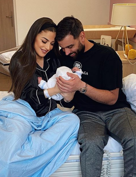 youngpeople_off's tweet photo. Kamila et Noré (#SS11/#MELAA) en compagnie de leur fils Kenan. 👫👶💞
@KamilaOfficiel https://t.co/5XEH65YwWd