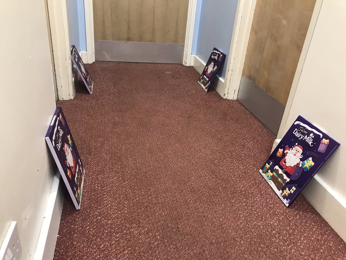 RobinsonHouse98's tweet photo. They’re here! The 1st Dec tomorrow and it looks like the Robinson Christmas Elf has been busy this evening! 🔴⚫️
🎄🎅 #advent https://t.co/FtOKXWNlLs
