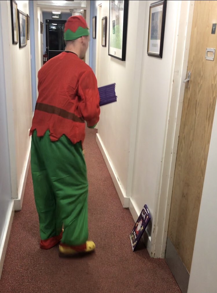 RobinsonHouse98's tweet photo. They’re here! The 1st Dec tomorrow and it looks like the Robinson Christmas Elf has been busy this evening! 🔴⚫️
🎄🎅 #advent https://t.co/FtOKXWNlLs