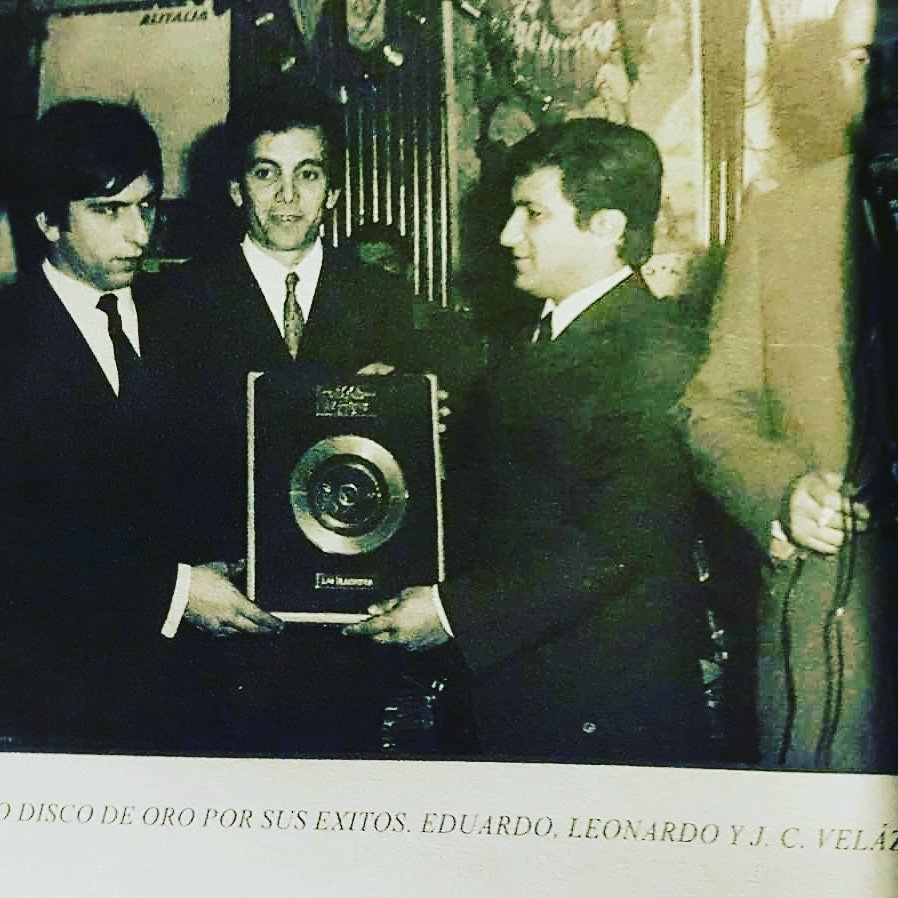 LosAbba's tweet photo. 1 de diciembre: un nuevo aniversario del fallecimiento de la primera guitarra de Los Iracundos, miembro fundador y hermano de Eduardo Franco_ Lo recordamos con éste excelente material que nos comparten la fans:
https://t.co/8xhsbtcLcP
#losiracundos
( Foto : con Franco y Juano) https://t.co/45Kwhpt3Bb