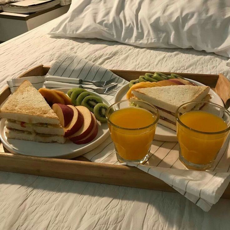 Принести завтрак в постель. Эстетичный завтрак. Завтрак Эстетика. Вкусный завтрак Эстетика. Завтрак в постель.