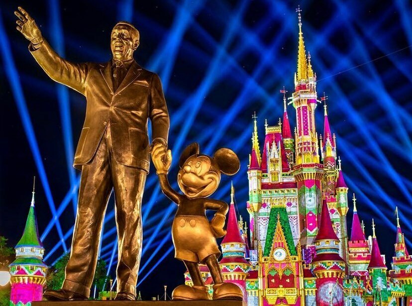 ZaddCrew's tweet photo. Photo: @behindtheearswdw .
. . . 
Projections or Dreamlights?? Or a mix of both moving forward??
. . . 
I love this photo by my friend Marisa, the spot lights, partner statue and new projections all work so well together to make an amazing Christmas phot… https://t.co/dqWs0AfC6b https://t.co/4ogVjlcUFa