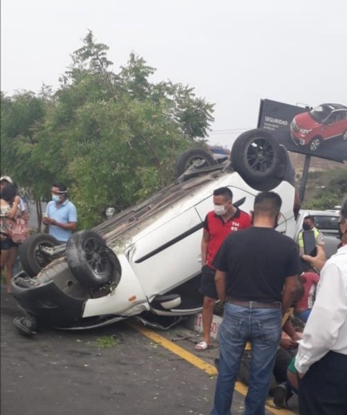 reportecuador's tweet photo. #ACCIDENTE 🚨 Una persona falleció el lunes 30 luego de volcarse el vehículo en el que se trasladaba en #Progreso, km 33 vía a la costa, #Guayas. Se reportó 4 heridos.
📌 Wilmer A. Burgos Villalva fue trasladado al hospital Guayaquil donde dejó de existir. https://t.co/HEAwoTQHXH