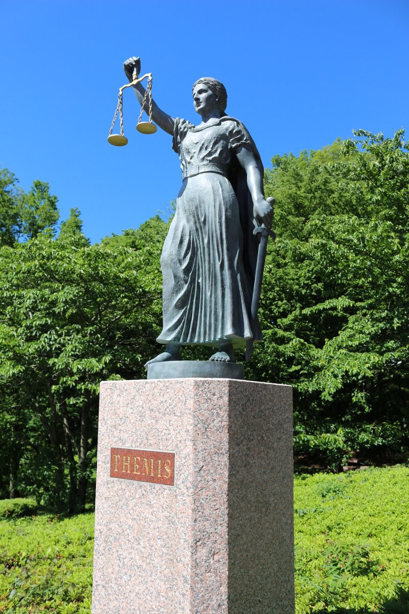 Twitter 上的 公式 中央大学クレセント アカデミー Campus Shot テミス像はギリシア神話に登場する正義の女神です 手に持つ剣と天秤は司法 裁判の公正さを表します テミス像が立つ中央ステージ前の大階段は お昼時になると行き交う多くの学生で賑わいます Twitter 上的 公式 中央大学クレセント アカデミー Campus Shot テミス像はギリシア神話に登場する正義の女神です 手に持つ剣と天秤は司法 裁判の公正さを表します テミス像が立つ中央ステージ前の大階段は お昼時になると行き交う多くの学生で賑わいます