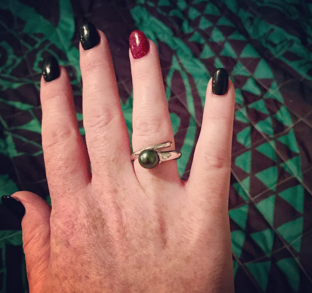 Today my husband surprised me with an amazing gift! All the way from #newzealand ! He gave me an exquisite #blackpearl from @shahanajewels
I love this #pearlring It’s spectacular!
#islandstyle #shahanajewels #tahitianpearls #besthusbandever #lovethisman https://t.co/mOD2jWAqnf