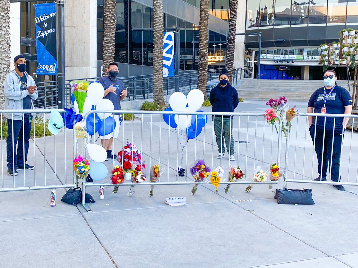 islandgecko's tweet image. Admiring the flowers and gifts that were laid at the Zappos campus. 
❤️
#zcon #zappos #tonyhsieh