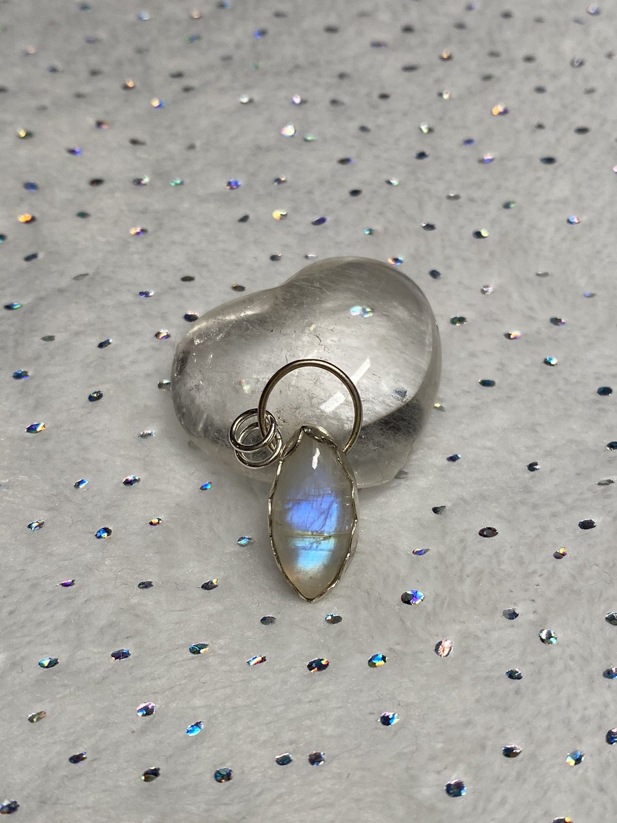 kianascrystals's tweet photo. 🔹giveaway🔹
one winner will receive this rainbow moonstone pendant! 
handmade by me! 
to enter:
•follow me
•retweet
tag friends for extra entries! each tag = 1 extra entry
ends in 3 days- dec 3
goodluck:) https://t.co/Vyr8HopVAk