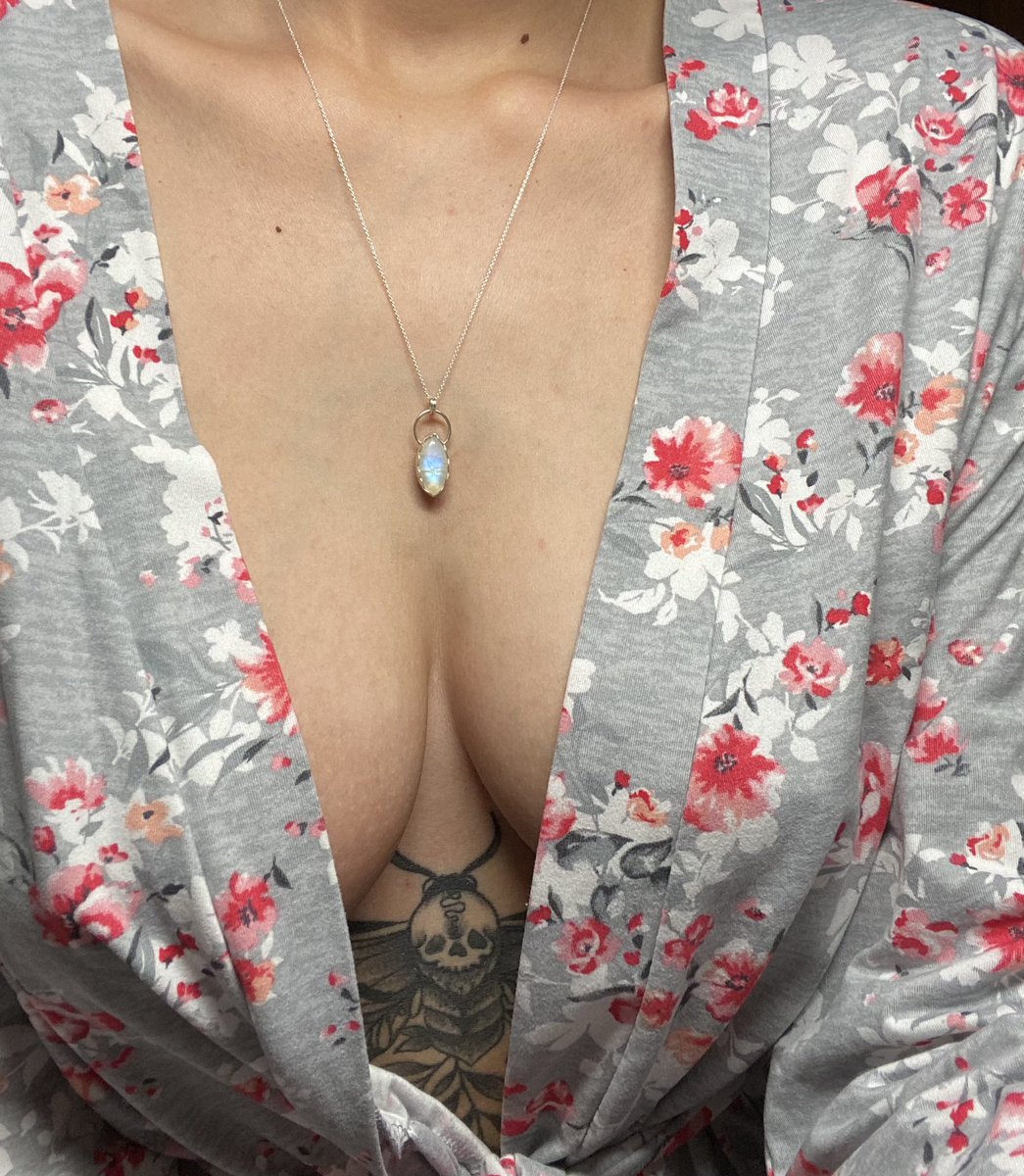 kianascrystals's tweet photo. 🔹giveaway🔹
one winner will receive this rainbow moonstone pendant! 
handmade by me! 
to enter:
•follow me
•retweet
tag friends for extra entries! each tag = 1 extra entry
ends in 3 days- dec 3
goodluck:) https://t.co/Vyr8HopVAk