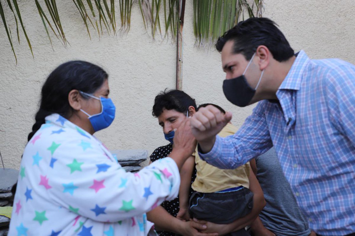 MauroGarzaMarin's tweet photo. Escuchar a los vecinos es la mejor manera de sensibilizarnos ante la crisis sanitaria, conociendo su incertidumbre y recogiendo sus propuestas. Hoy en la colonia Villas de Guadalupe coincidimos con los colonos en que hay que #Entrarle juntos a las soluciones. #VamosAEntrarle https://t.co/aYRE9HR9eB