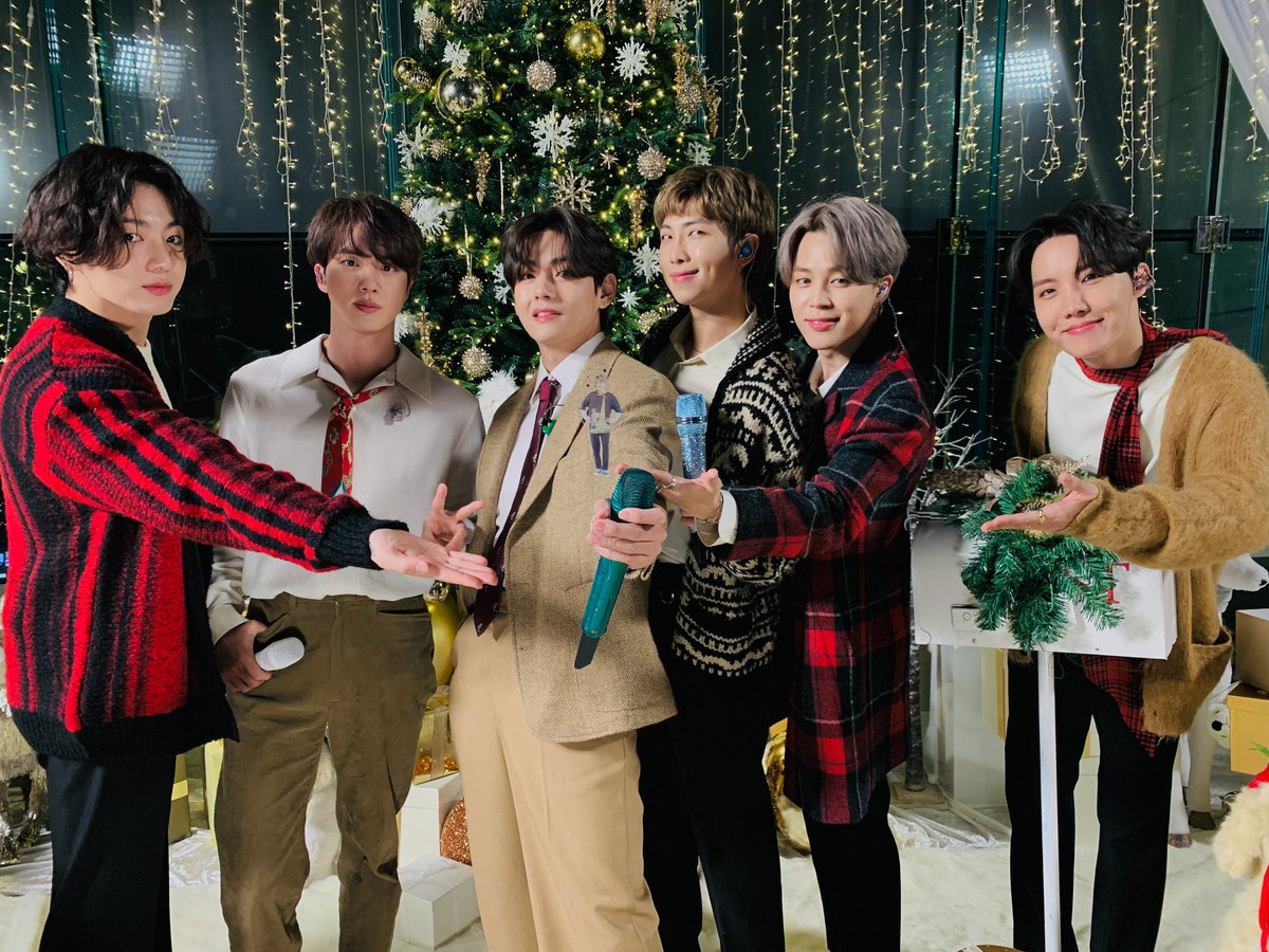 bts123_bantan's tweet photo. うわーん😭
またBTS  with ユンギさんだー！🥺🎄
@BTS_twt  #DisneyHolidaySingalong https://t.co/O8RQFwgjph