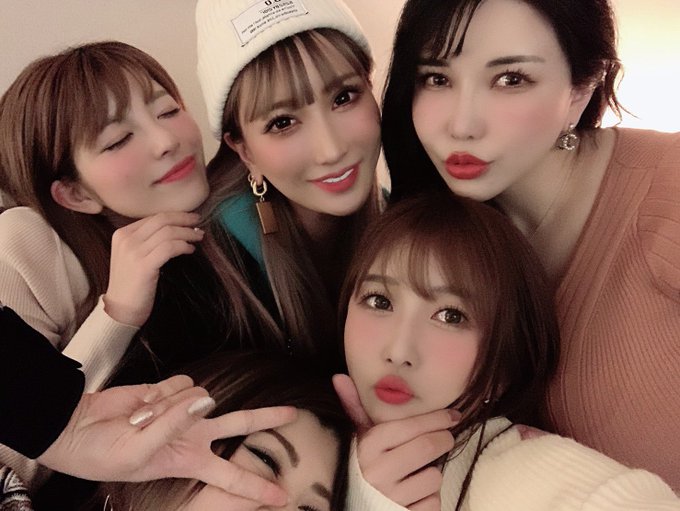 2 pic. らぶみちゃん達と超楽しい夜でした。
本当にいつも幸せ感じてる❤️
大好きよおおおん?
さきっぽもいたけど撮りそびれたからまた次回? https://t.co/VEFQDGS93I