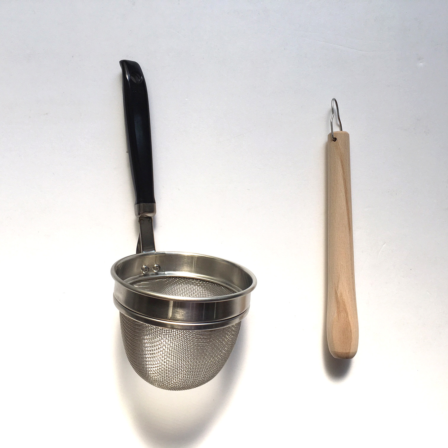 D D Kagoshima 鹿児島店スタッフのおすすめ 新潟県燕市の本間冬治工業の味噌漉しです 一見どこにでもある道具ですが 網や接合部分の丈夫さ 棒も一緒に掛けておけるフック お鍋に直接引っ掛けられるデザイン等使いやすい工夫がいっぱいです Nippon