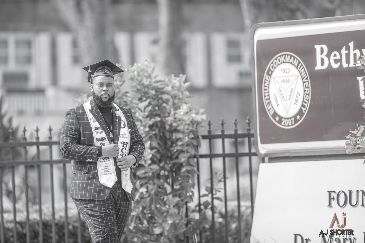 __GodFirst__'s tweet image. I forgot to tell y’all I graduated 🎓🎬🎥