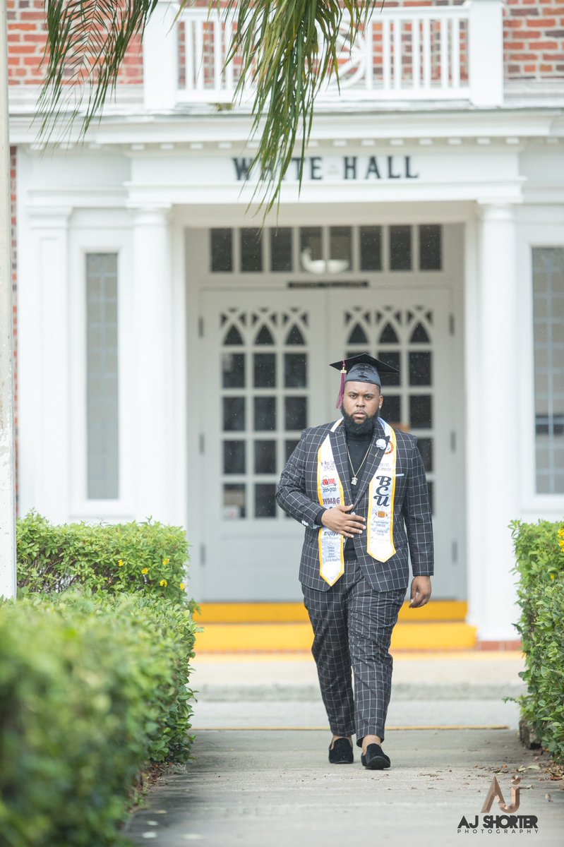 __GodFirst__'s tweet image. I forgot to tell y’all I graduated 🎓🎬🎥