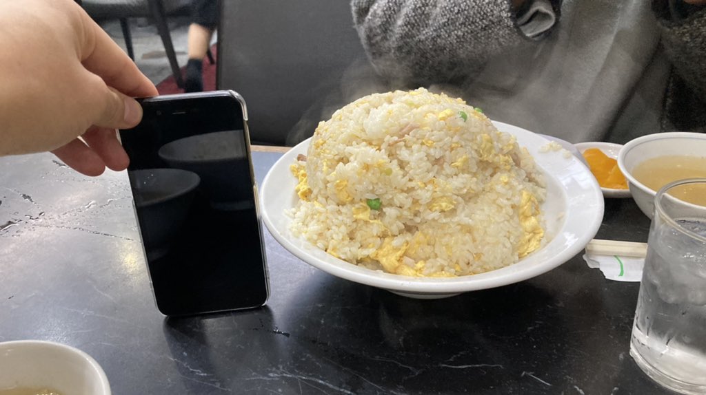 KINGkamijo's tweet photo. 食べ切らないと正社員になれないと噂の登龍の大盛りチャーハンに新入社員が挑戦中
軽く４合はありますね笑 https://t.co/0joIvTiSjF
