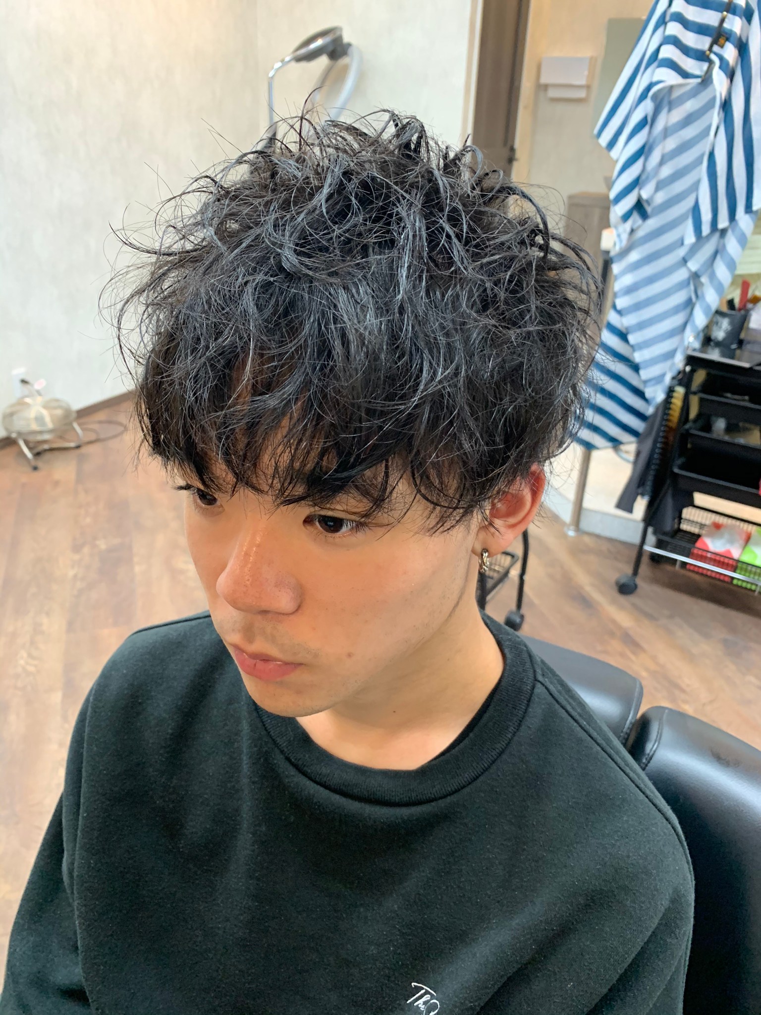 Neoヘアカタログ スタイル名 メンズ ツーブロック マッシュ 束感 コメント 動かない髪に緩いパーマで動きをプラス スタイリング ドライヤーでハーフドライ後にワックスとスプレーで時短セット メニュー内容 カット パーマ 顔そり シャンプー スタイリング