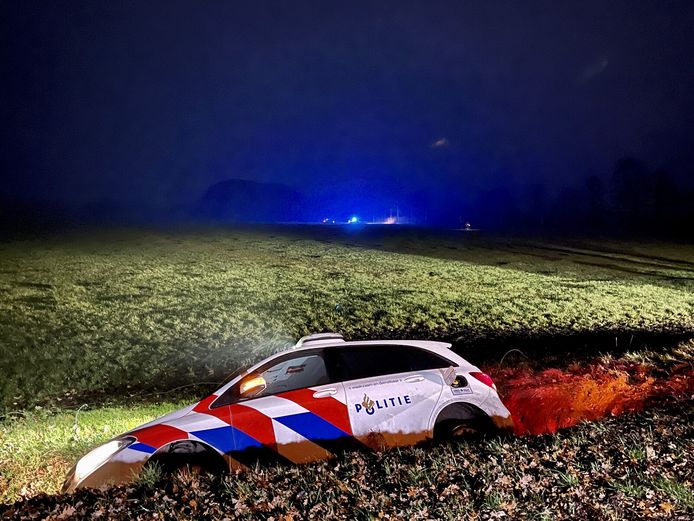 Wilde achtervolging door Twente eindigt in een weiland, politieauto belandt in sloot.