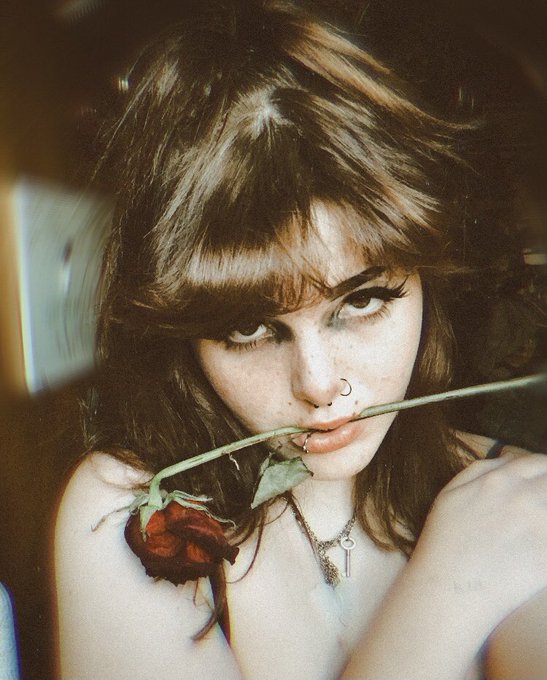 My boyfriend bought me flowers so I had to have a photo shoot of course&hearts;️ https://t.co/pvUC0aZS8s