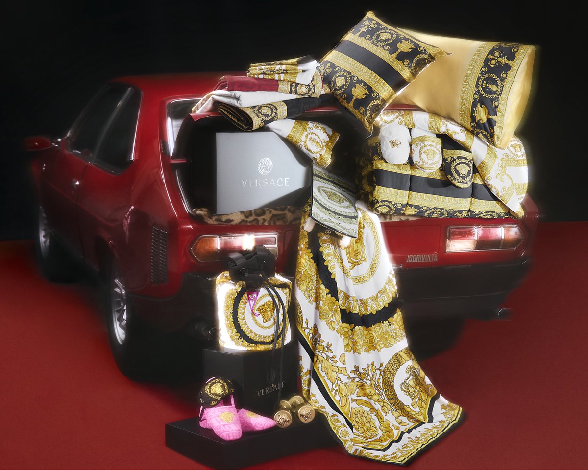 Trunk show - explore #VersaceHome comforts: e-versace.com/gifts_home

#VersaceHoliday