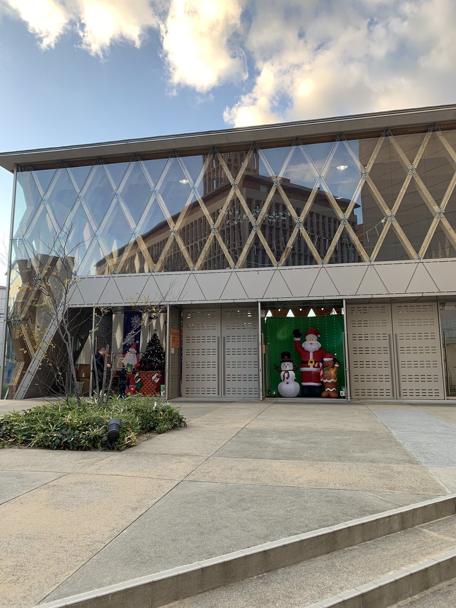 近畿大学通信教育部 On Twitter 今日から12月ですね もう12月 と時間か経つのがはやすぎでびっくりしております 英語 村がクリスマス仕様になっておりましたので写真載せておきますね 急に冷え込んできましたので 皆さまお体に気をつけてください
