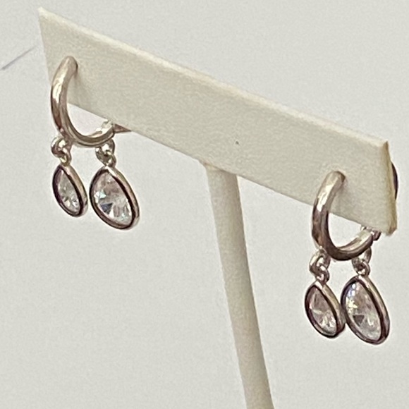 DarDonoho's tweet photo. So good I had to share! Check out all the items I'm loving on @Poshmarkapp #poshmark #fashion #style #shopmycloset: https://t.co/5lItiPW9FI https://t.co/p6UT4Wji84