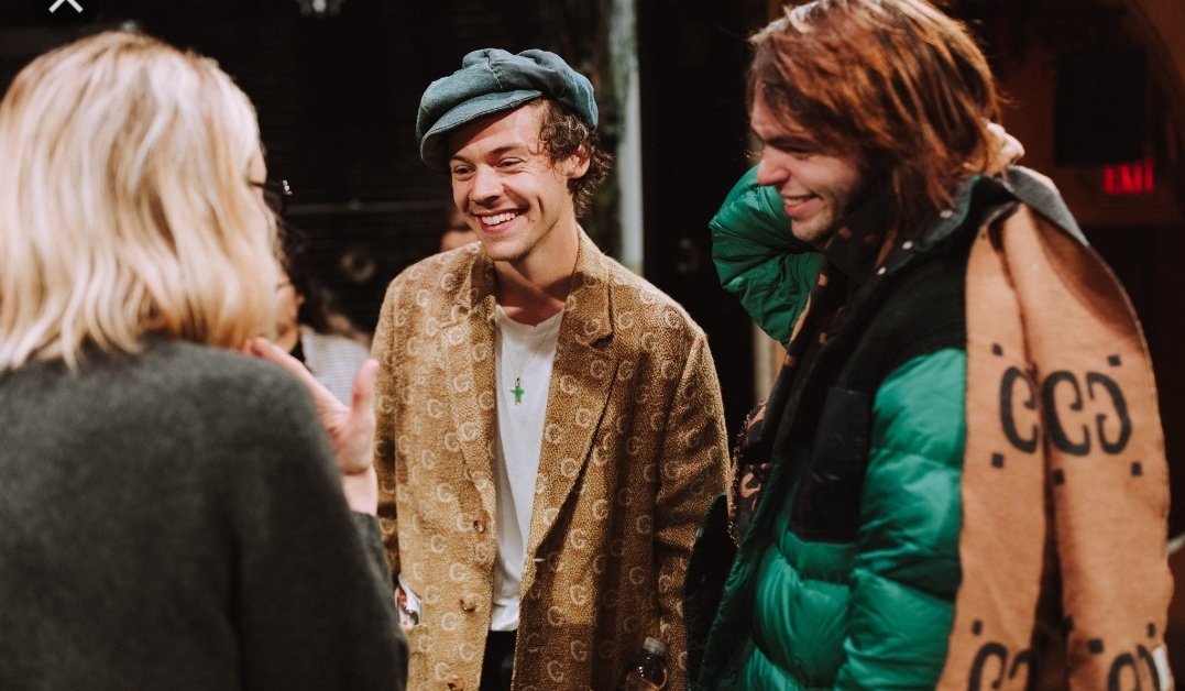 tbh Harry liking supporting Jeremy and zendaya has " soo the weather " vibes to me. it's his way to tell us he was aware that the scene was coming out and in fact ... he approved it.