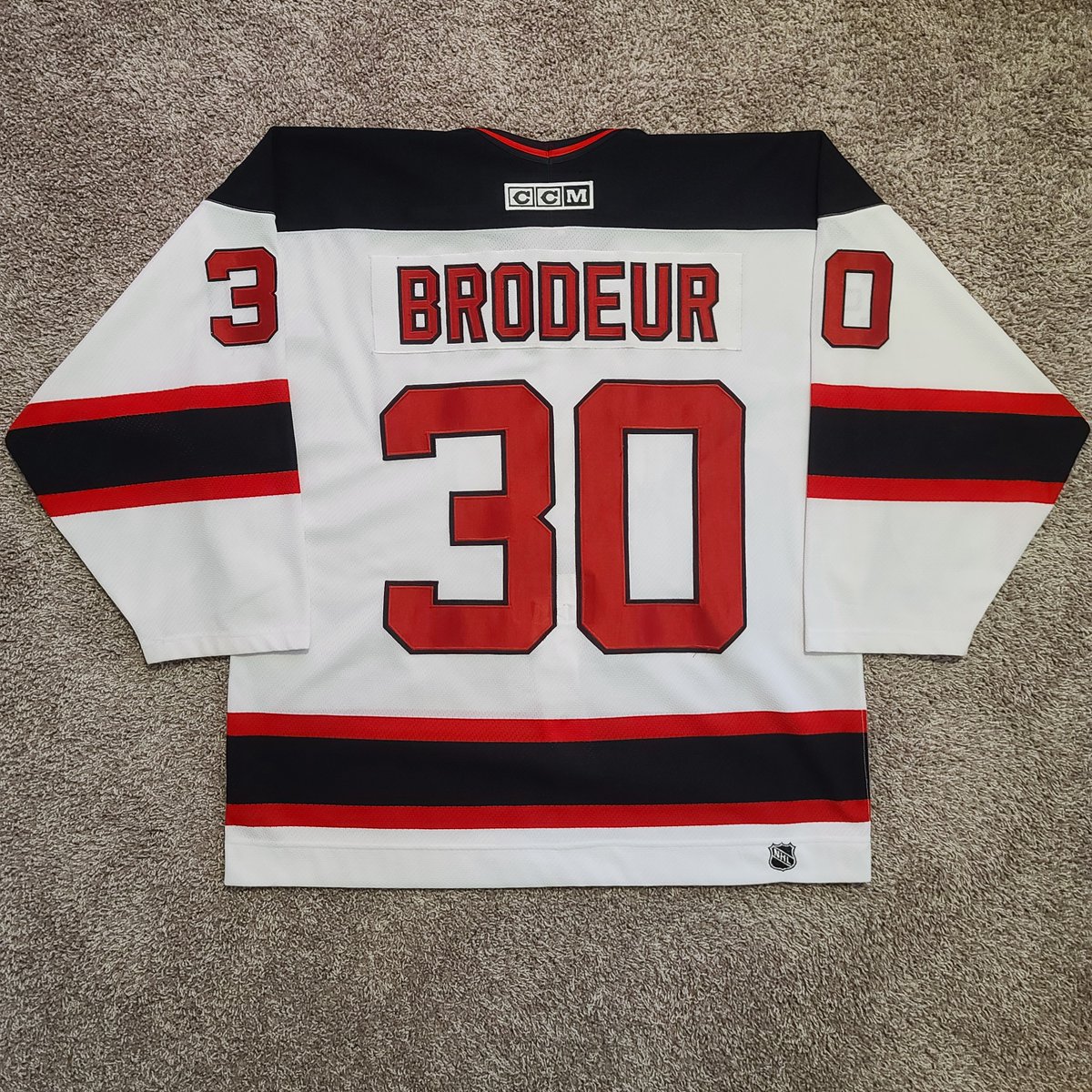 PVJerseys's tweet photo. 🗒️Today's #PVProTip🗒️
Starter Factory Customizations
Starter factory customizations were NOT always done to on-ice specs. The #NHLPA approved these customizations & correct as Starter intended when sold.
Pics attached. Starter vs On-Ice specs👇
#PVProTips #HockeyTwitter (1/3) https://t.co/TTR9GEbnqX