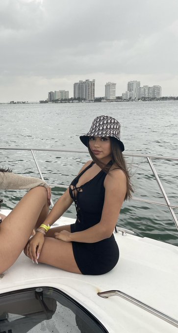 Rich bitch shit https://t.co/QkdpWbgdop