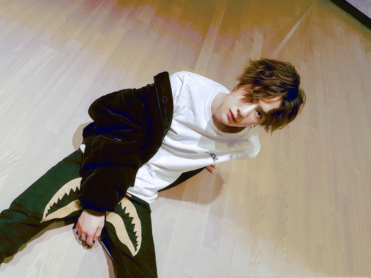 DaisyForYibo's tweet photo. เมะเด็กจงเจริญ จะนั่งจะยืนจะนอนจะเดิน ทรงพระจาเรินตลอดปัย ทรงพระอินฟินิตี้ นั่งยังไงให้เหมือนลอย https://t.co/UUmQxzP1yX